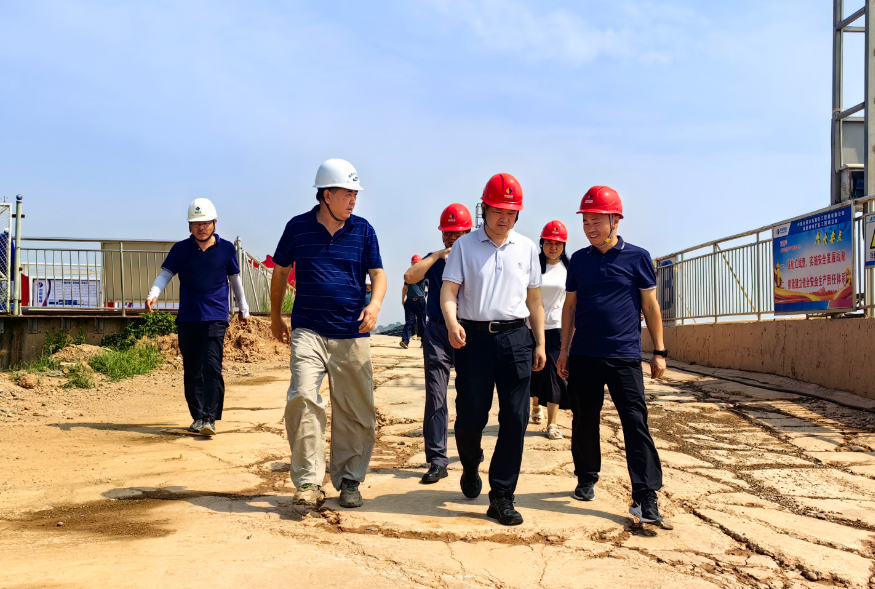 張小雁赴株洲航電開(kāi)展項(xiàng)目建設(shè)攻堅(jiān)調(diào)研和“夏送清涼”慰問(wèn)活動(dòng)